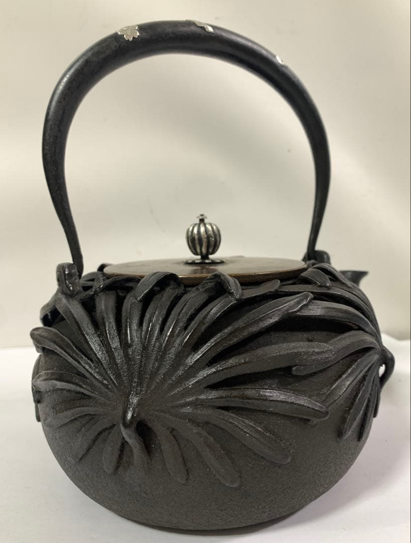 金龍堂造 高肉彫菊花文 鉄瓶 銀象嵌持手 蓋つまみ純銀 在銘