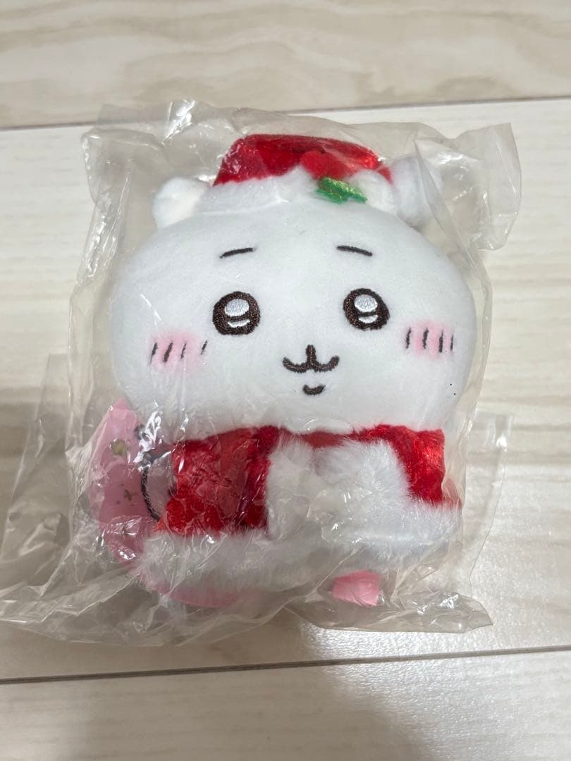 新品　ちいかわ サンタさんだ！持ちます マスコット