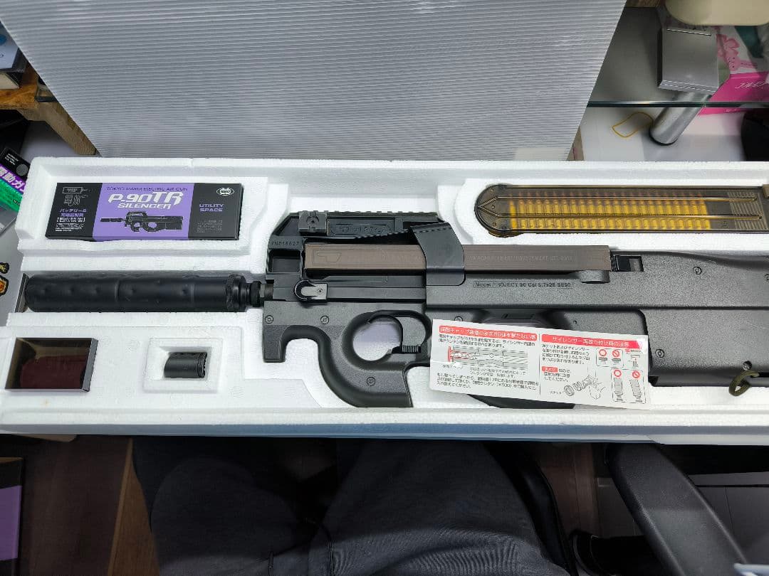 東京マルイ P-90TR 300連、BOXマグ、バッテリー、ダットサイト他多数