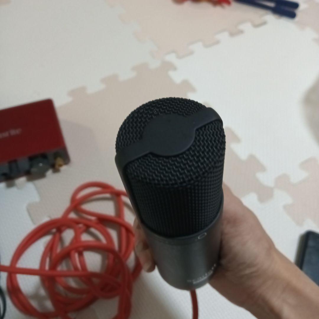 Focusrite Scarlett オーディオインターフェイス。