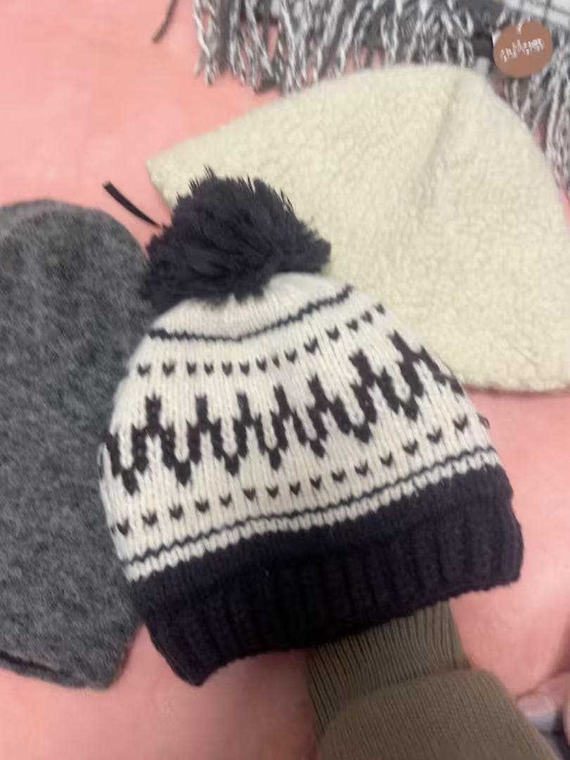 ポンポン付きニット帽