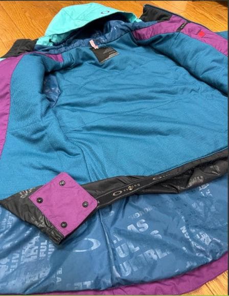 極美品！！ ほぼ新品。　Oakley スノーボードウェア Mサイズ　上下