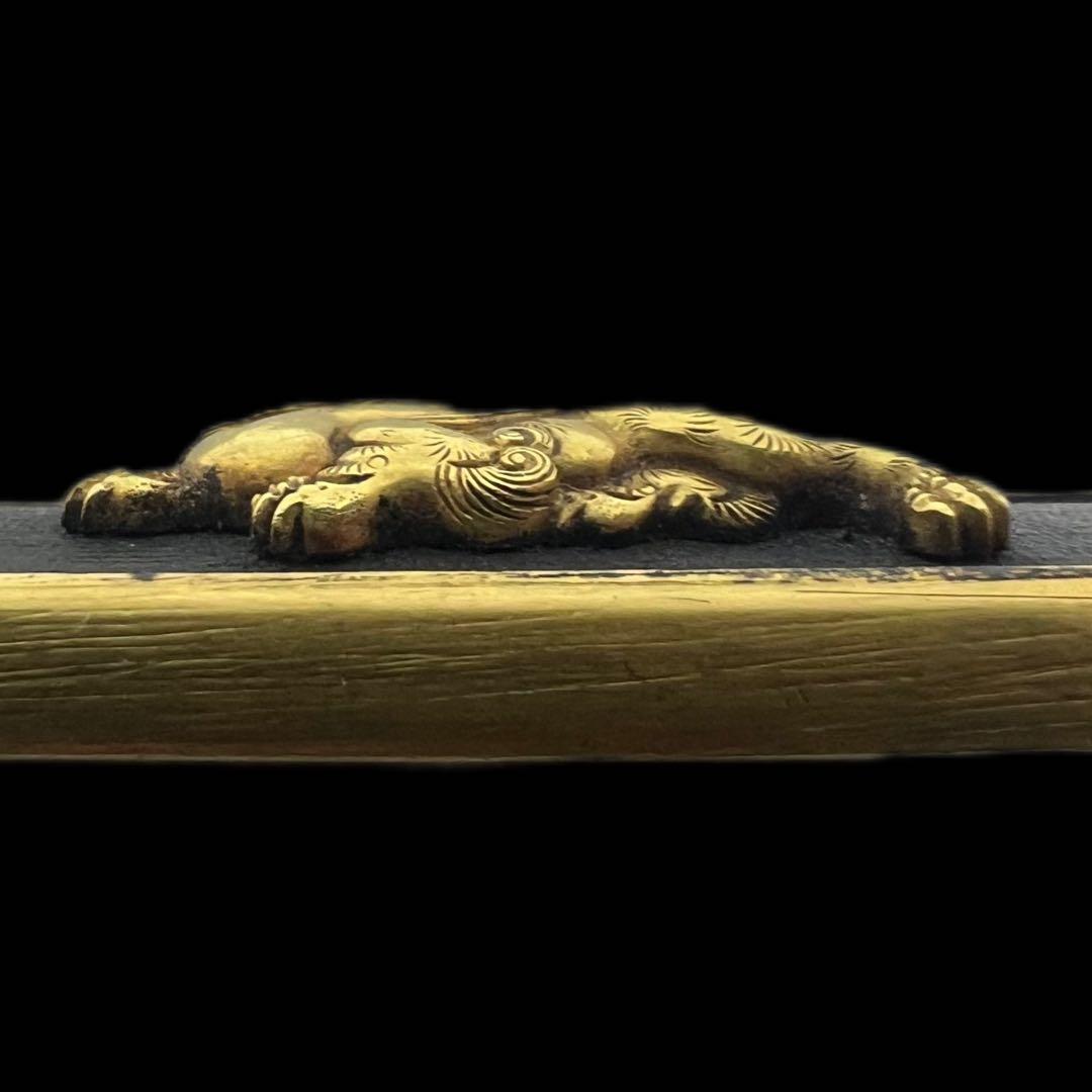 赤銅魚子地据紋哺金獅子図小柄 銘　柳川直光(花押)