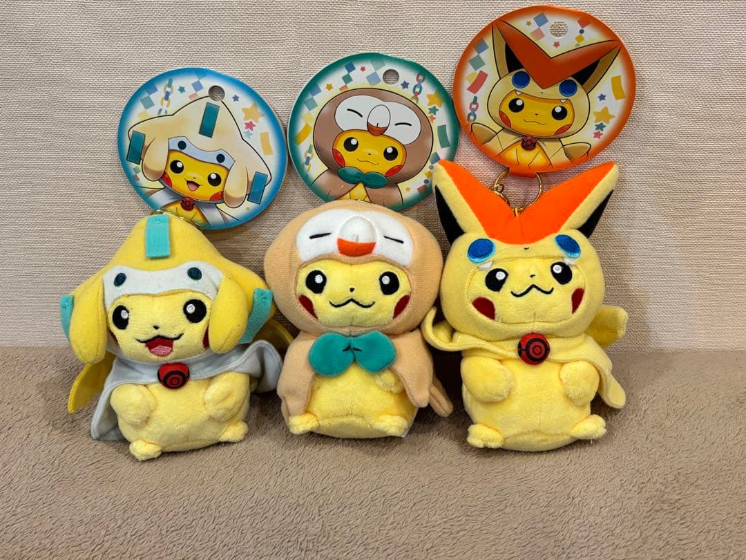 モクロー/ビクティニ/ジラーチのポンチョを着たピカチュウ マスコット