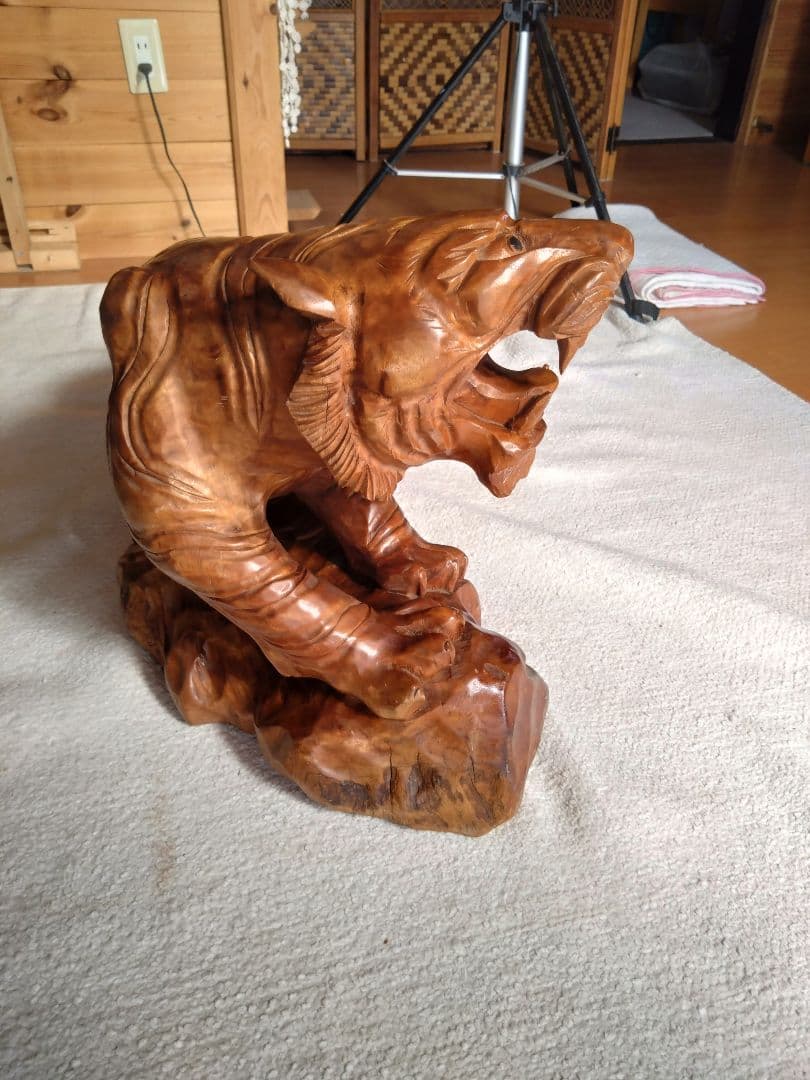 【美品 中古品】 虎の彫刻 木彫り 天然木 木製虎の彫刻 置物