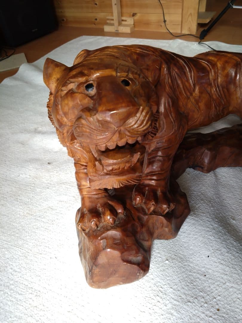 【美品 中古品】 虎の彫刻 木彫り 天然木 木製虎の彫刻 置物