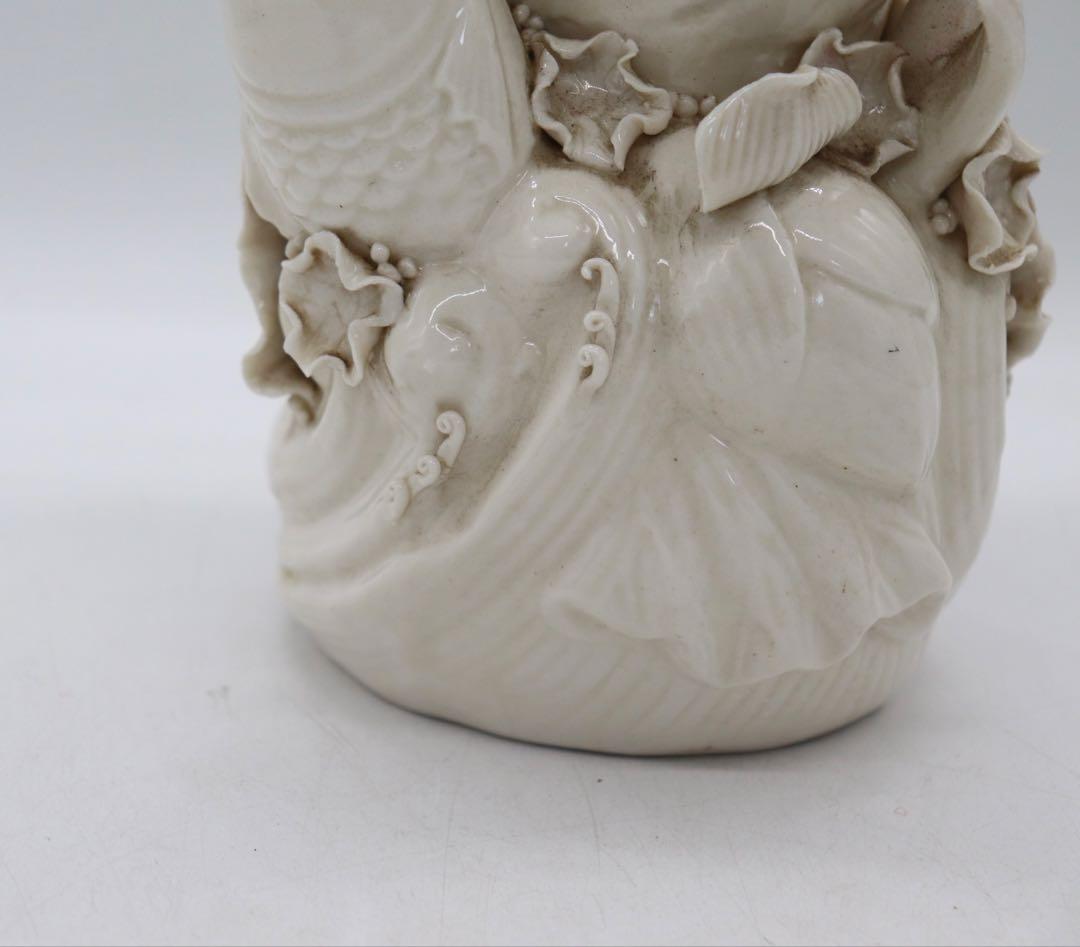 中国　徳化白磁　蓮に鯉彫　瓶　送料込み250622