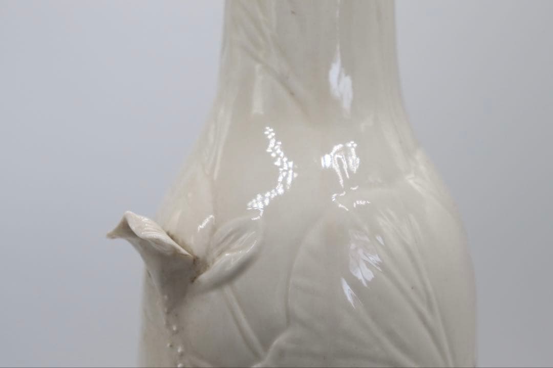 中国　徳化白磁　蓮に鯉彫　瓶　送料込み250622