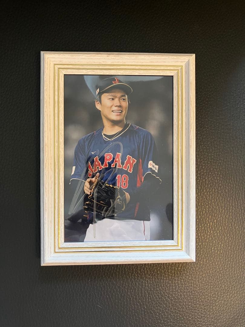 山本由伸さん 直筆サイン入り写真 フレーム付き ハガキサイズJAPAN