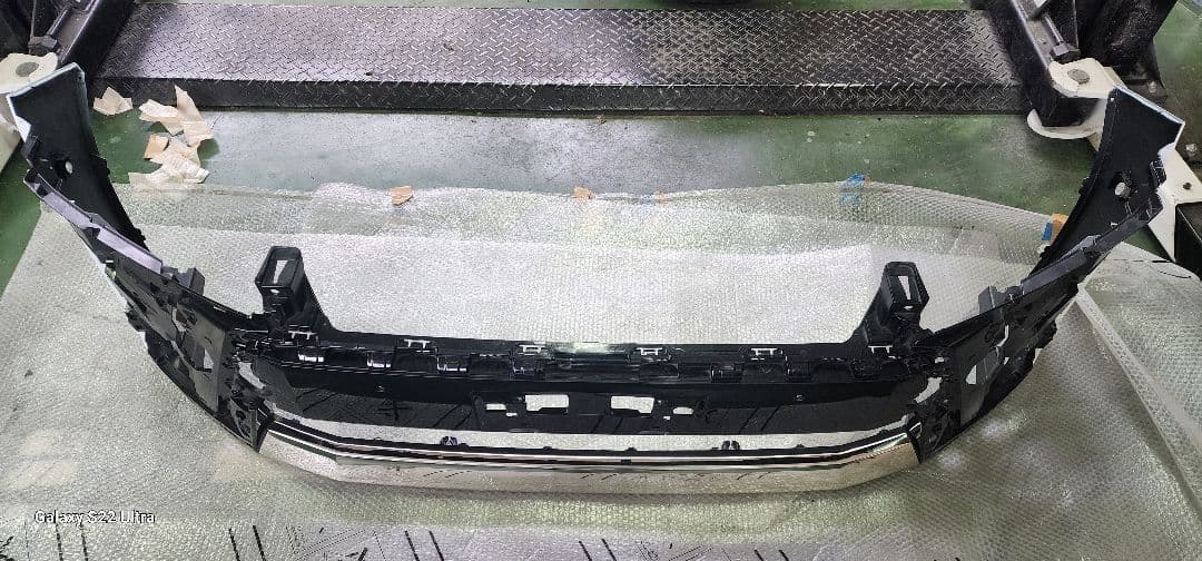 ヴェルファイア30後期純正フロントバンパー　カラー070　パールホワト