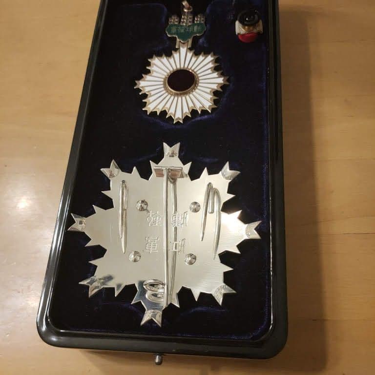 【極美品! 完品】勲二等旭日重光章 略章 略綬付 本物保証 明治勲章 368