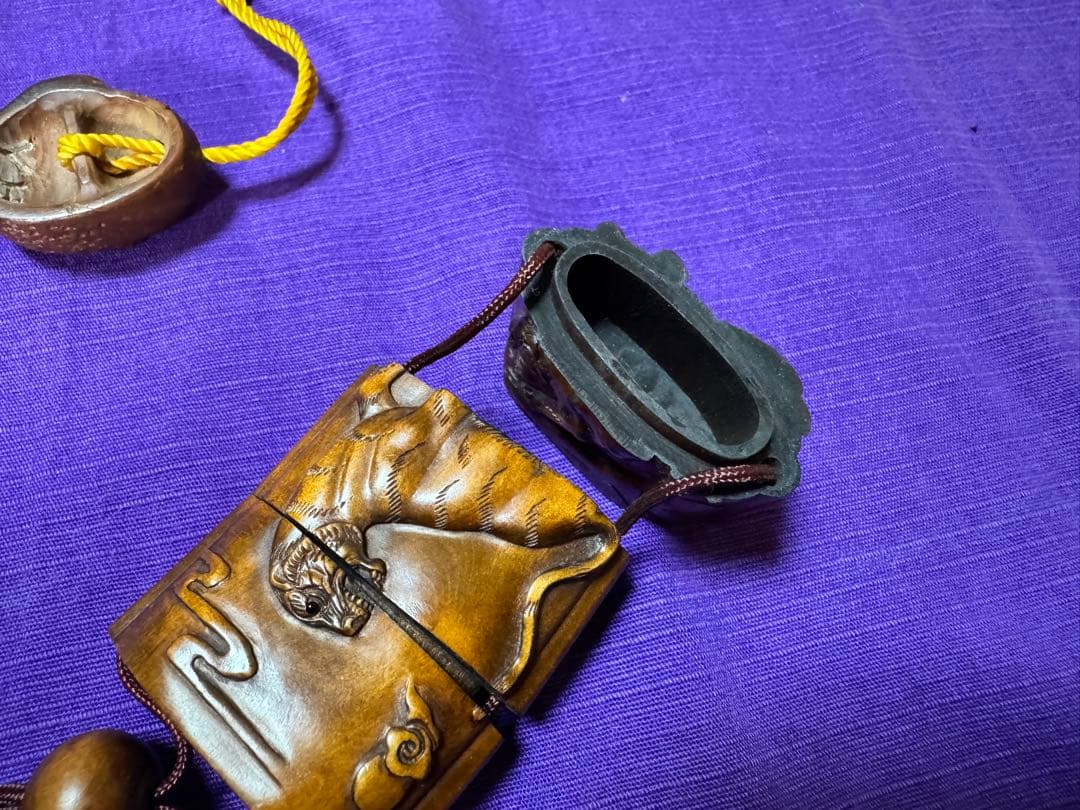 時代物　木彫　虎図　印籠根付　宏中在銘（提げま物煙管煙草入れキセル柘植前金具