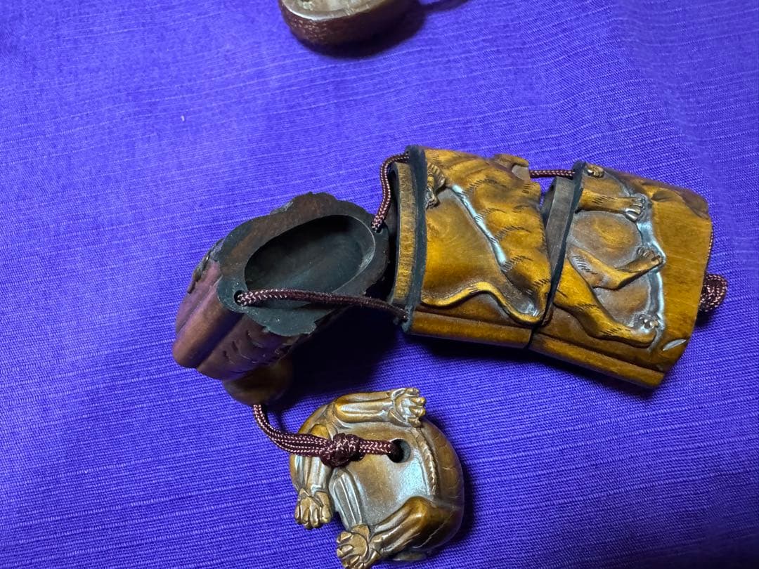 時代物　木彫　虎図　印籠根付　宏中在銘（提げま物煙管煙草入れキセル柘植前金具