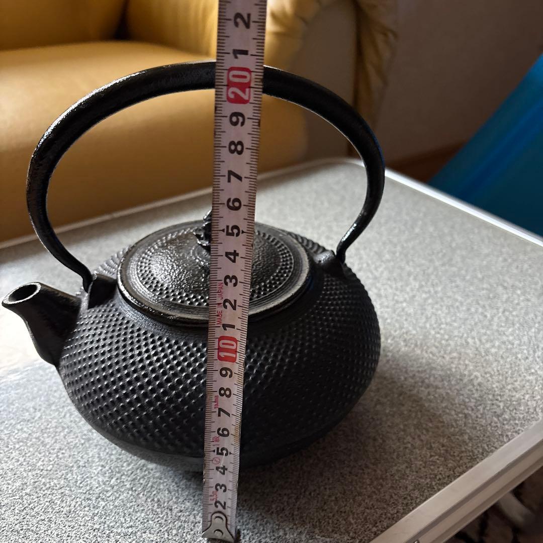 黒い点状模様の大きな鉄瓶、鉄器 18×20×20cm