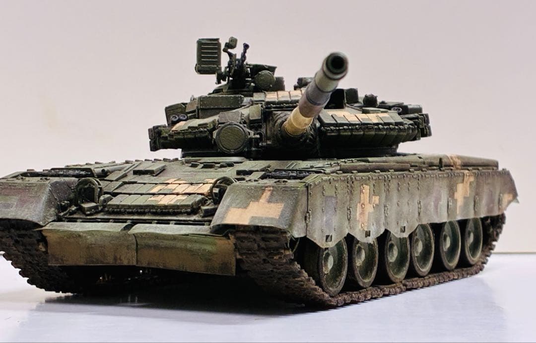 トランペッター　1/35 T-80BV 完成品　戦車　模型　