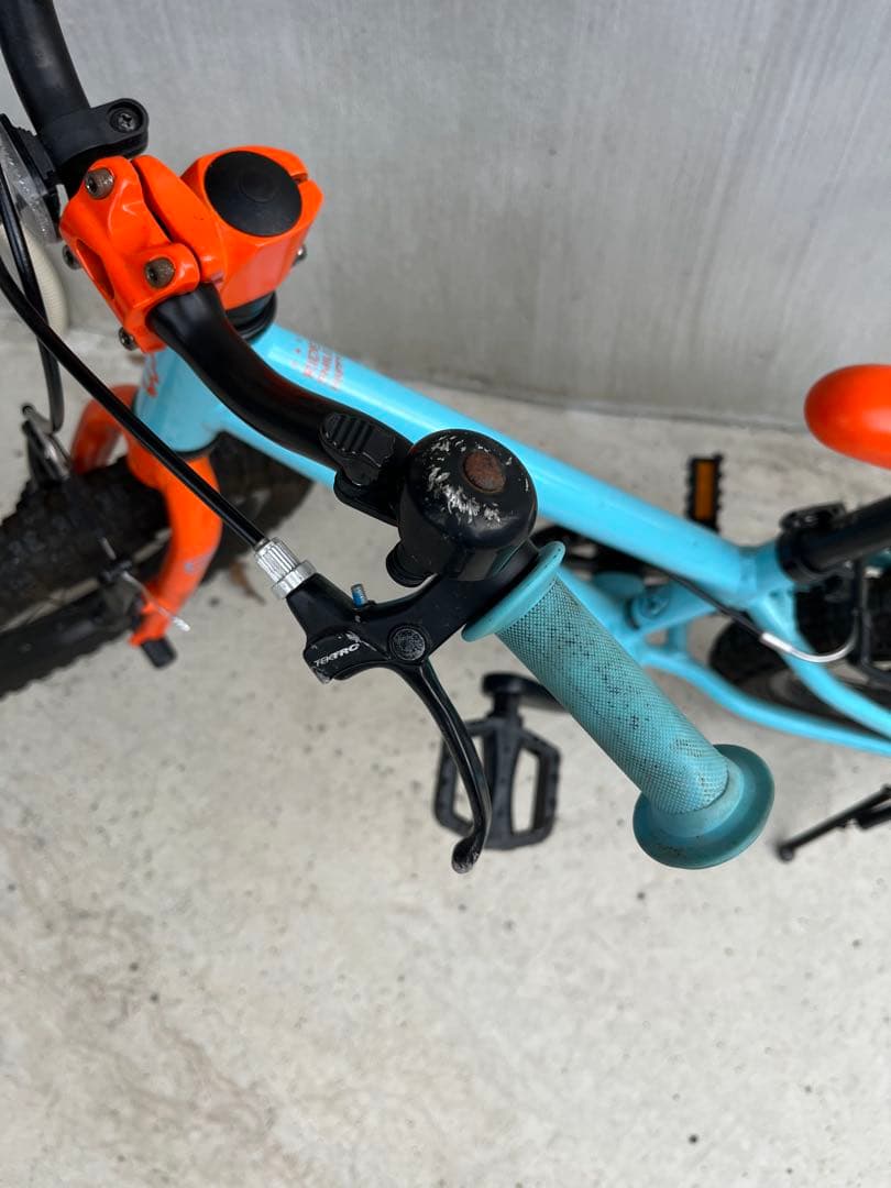 子供用自転車 青とオレンジ　ヨツバサイクル14インチ　補助輪付き