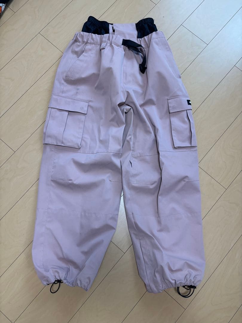 ピンク色 フード付きジャケットとパウダーガード付きパンツセット