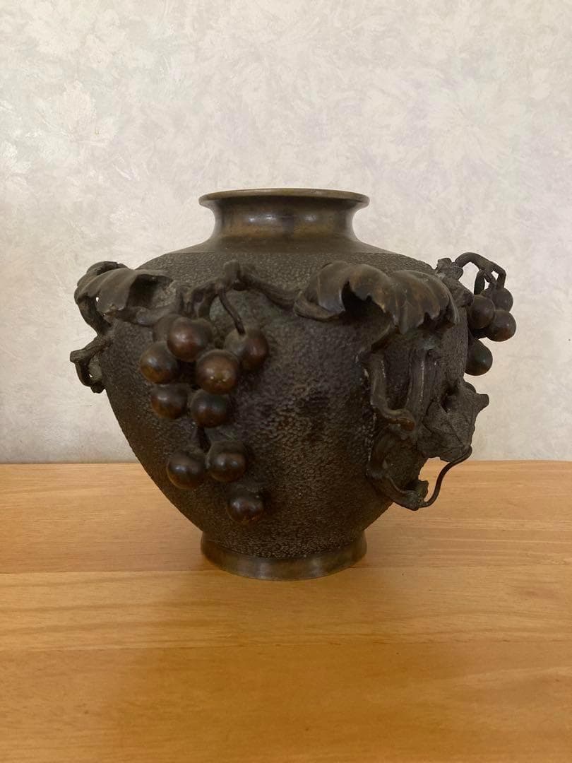 鋳銅葡萄高彫花瓶