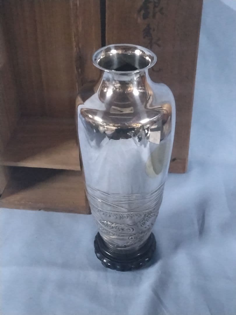 銀製花瓶 　銀製品　超絶技巧 叩き出し　銀製　美術工芸品