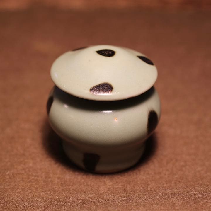 飛青磁 龍泉窯 南宋時代 12世紀【蓋内側にホツ有り】