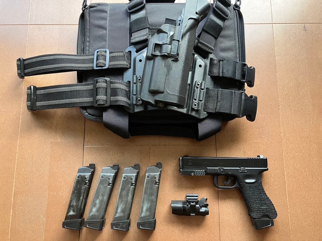 マルイGlock 17+ BLACK HAWKレッグホルスター+ウエポンライト