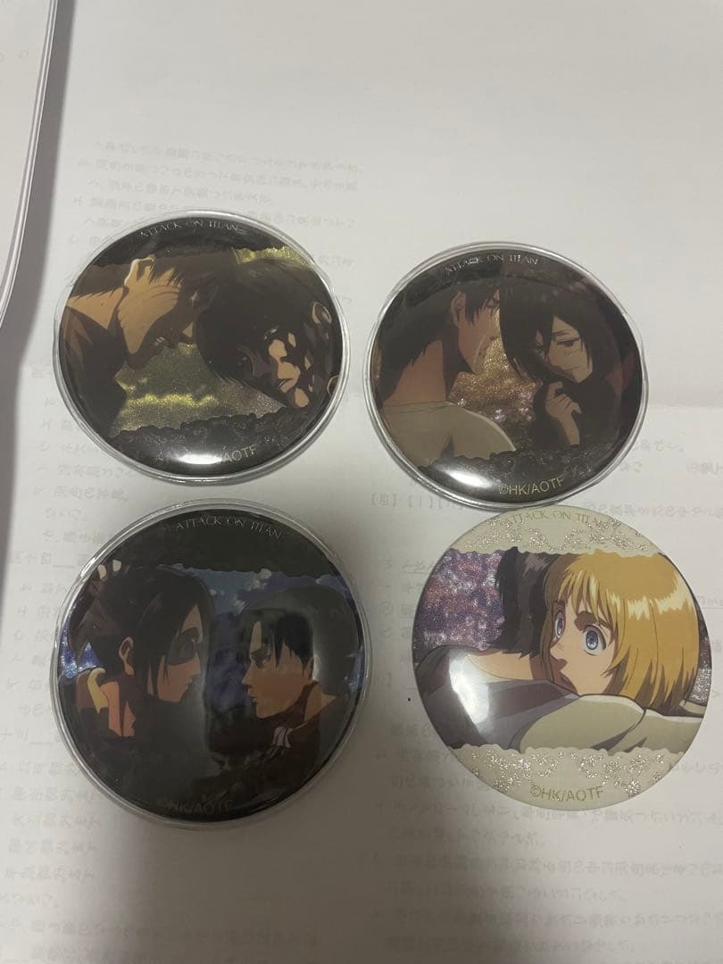 進撃の巨人　WITSTUDIO　キラキラ缶バッジ　エレン　ミカサ　リヴァイ