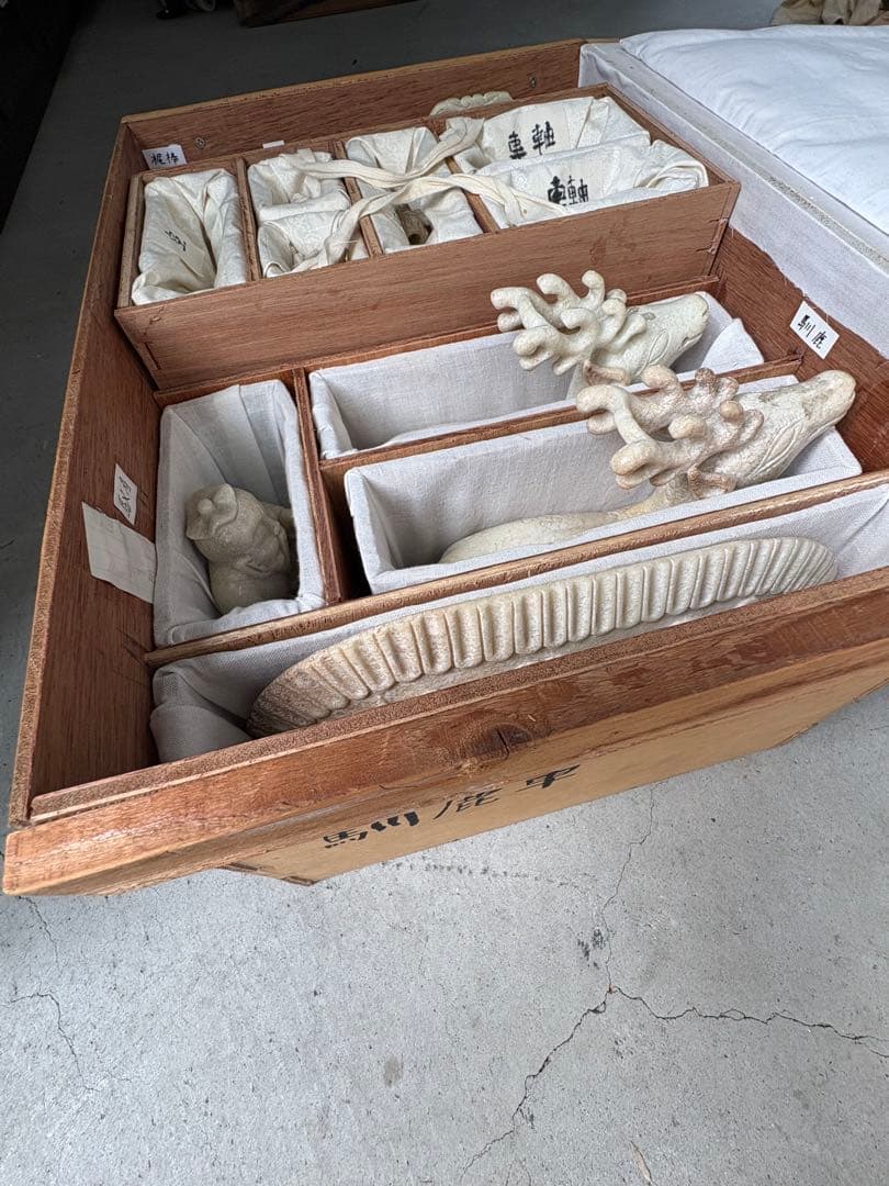 ジブリ⭐︎石？玉？の大きな中国的置物　馴鹿車？