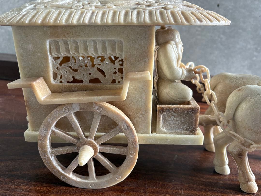 ジブリ⭐︎石？玉？の大きな中国的置物　馴鹿車？