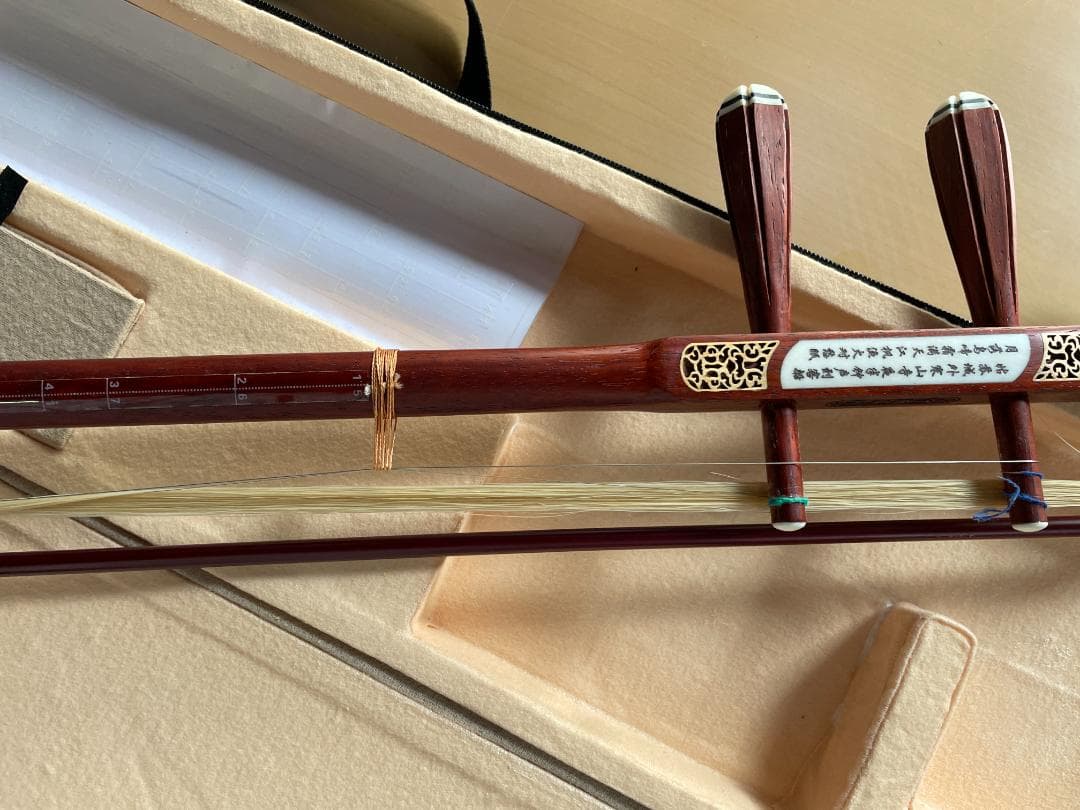 ★状態〇★ 二胡 木製 赤色 ケース 弦 チューナー 松ヤニ 付