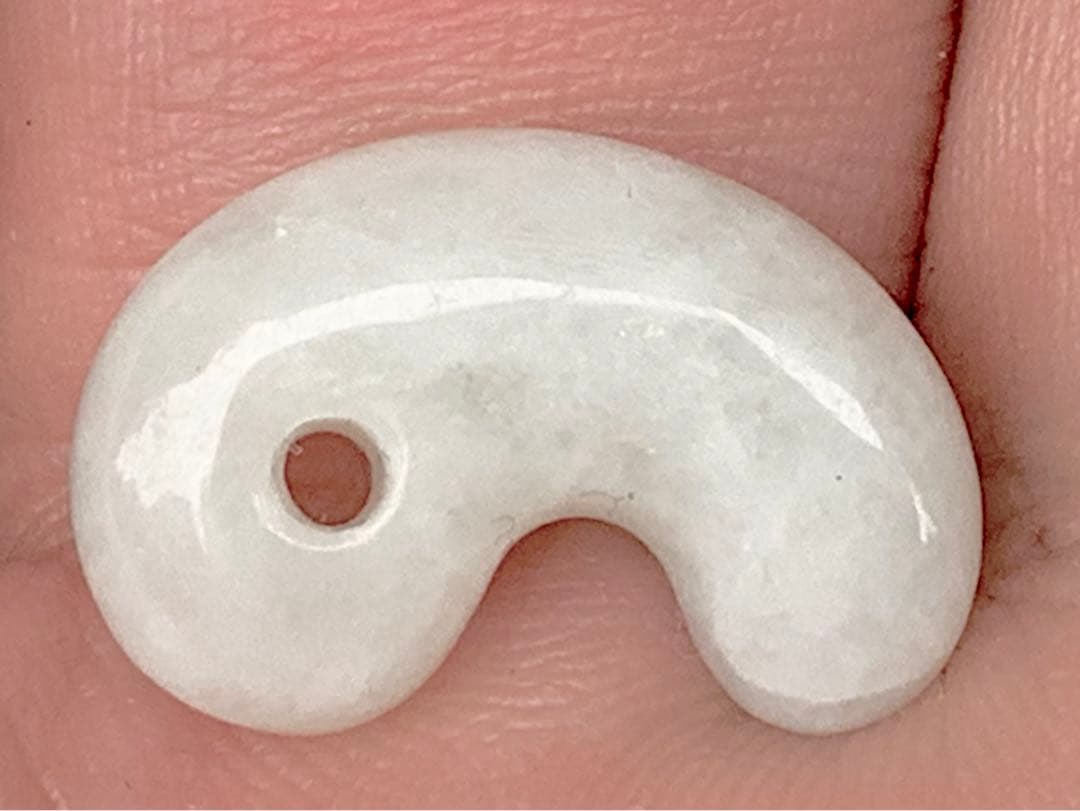 ✳氷はお値段高額勾玉です‼️ アイスジェイド‼️糸魚川翡翠ジェダイト勾玉　鑑定付本物