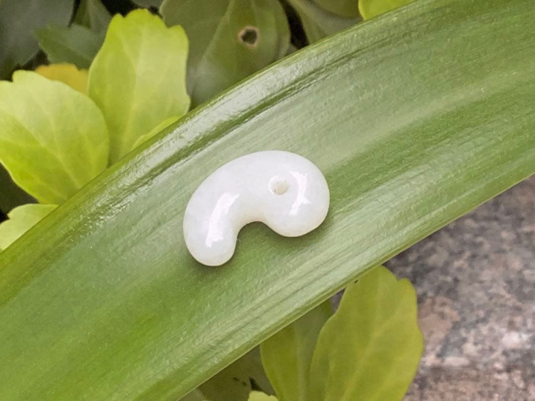 ✳氷はお値段高額勾玉です‼️ アイスジェイド‼️糸魚川翡翠ジェダイト勾玉　鑑定付本物