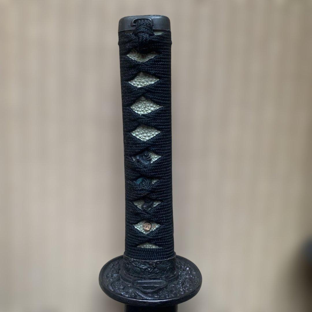 黒色の刀2本とスタンド