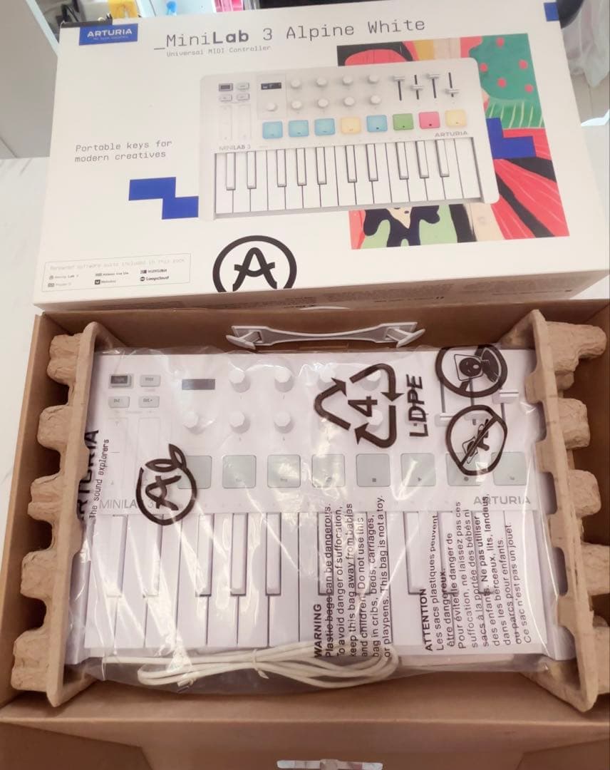 アートリア MiniLab3 Alpine White MIDIキーボード