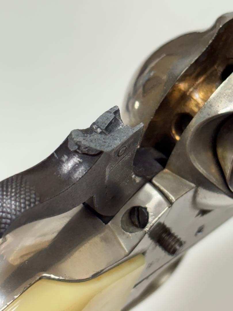 メタル製リボルバー アイボリー風グリップ　激鉄ワレあり