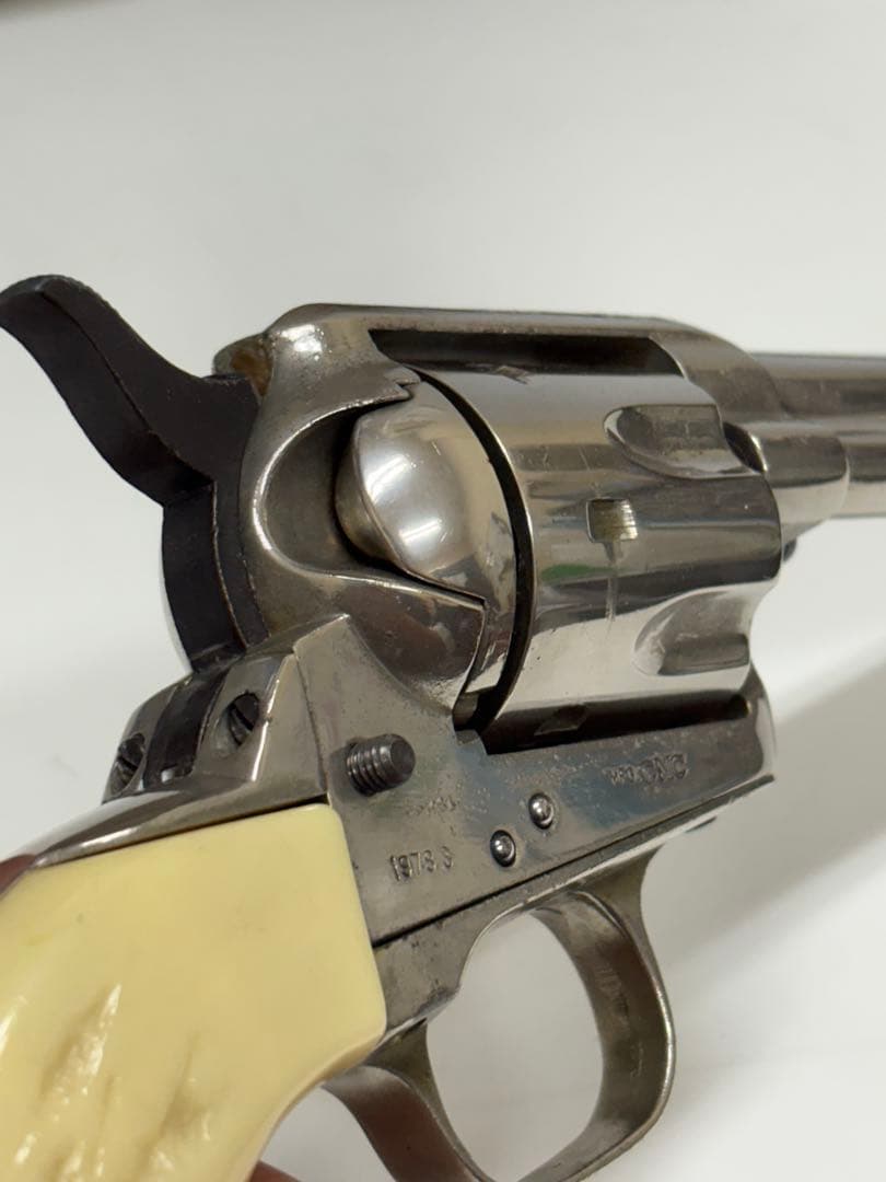 メタル製リボルバー アイボリー風グリップ　激鉄ワレあり