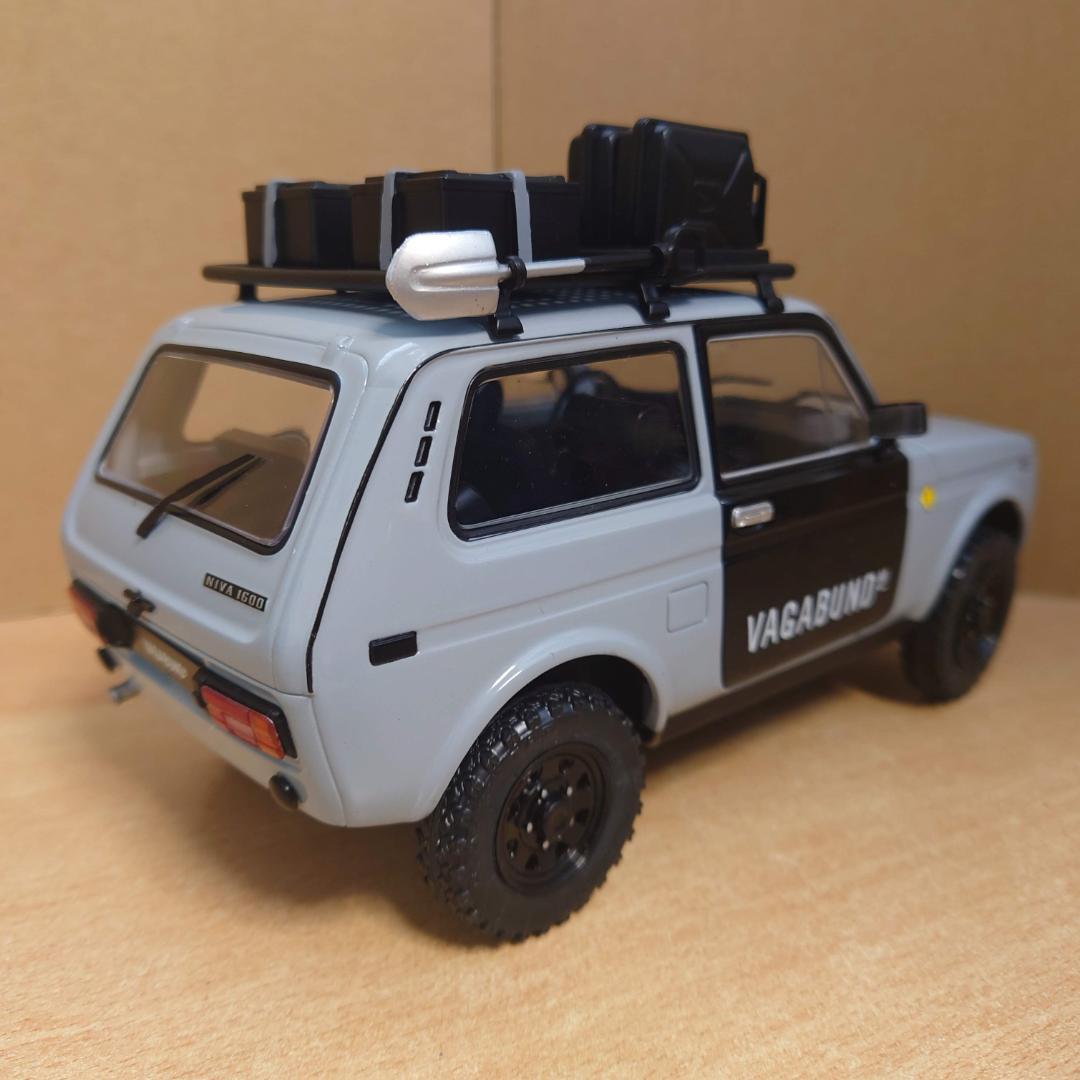 1/18 ラーダ ニーヴァ V LADA 1980 グレー ソリド製ダイキャスト