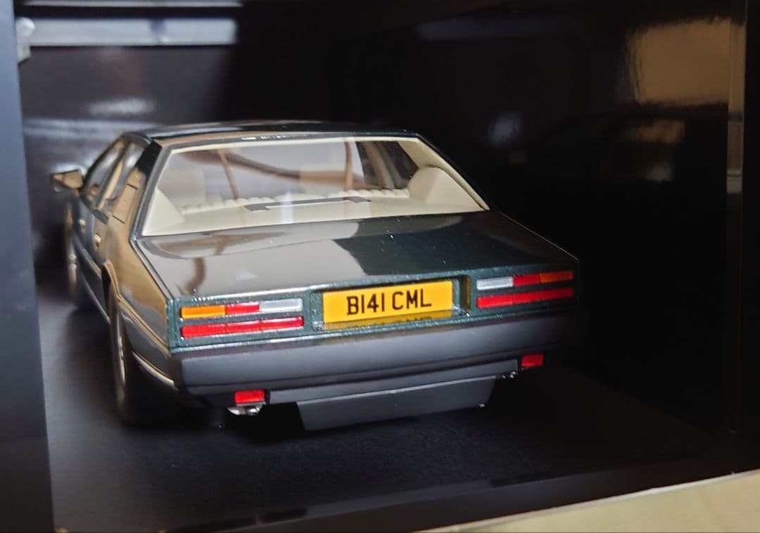 ②CULT 1/18 アストンマーティン・ラゴンダ 1985 グリーンメタリック