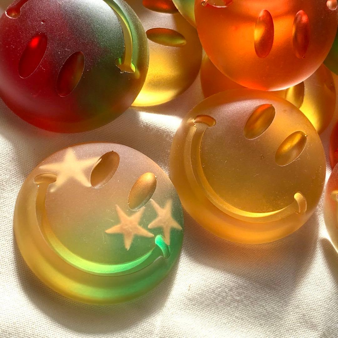 スマイリーフェイス 樹脂コレクション108個商品仕入れ卸