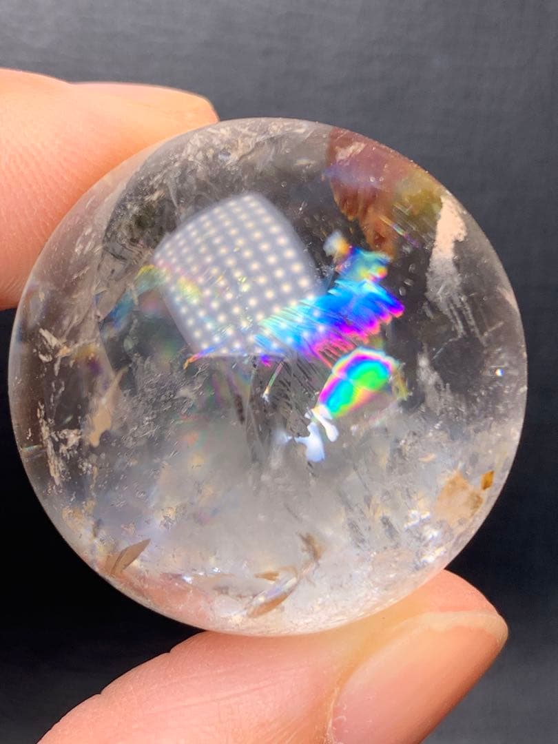 060847 虹入り　天然水晶玉台座付き31.6ミリ