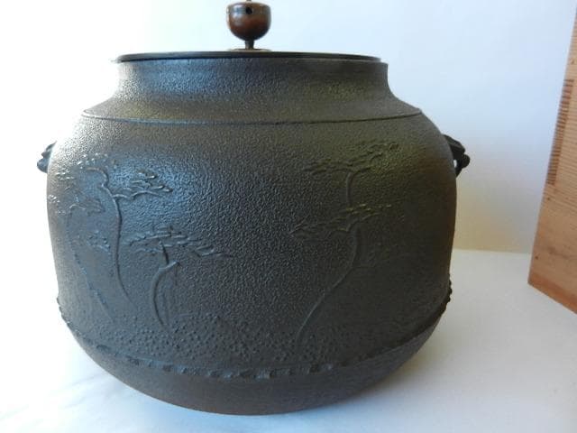 釜師「清光」作「浜松地紋　真形広口釜」 （高２１．５㌢、口１５㌢、胴２５．５㌢）