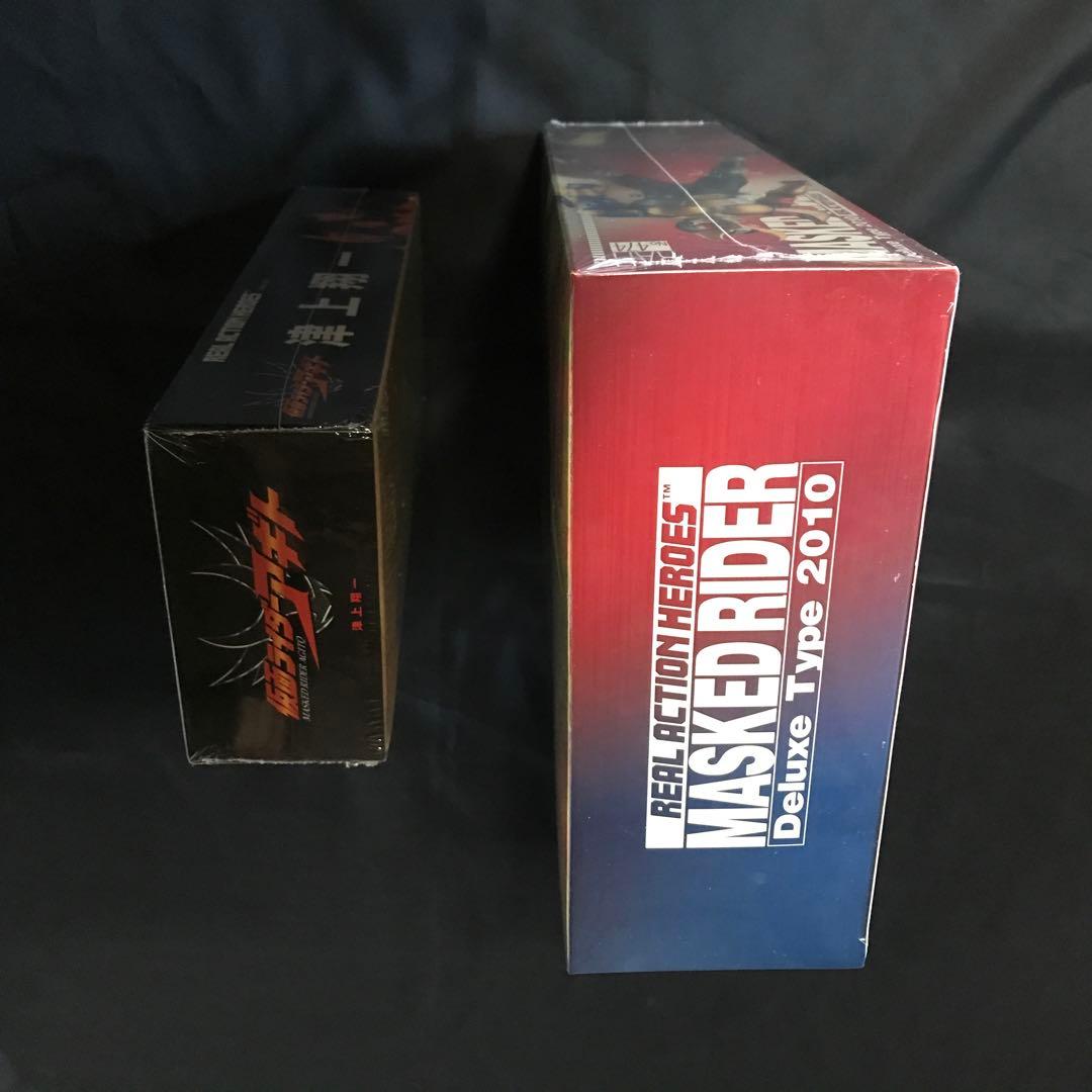 仮面ライダーアギトと津上翔一さんのフィギュアです。