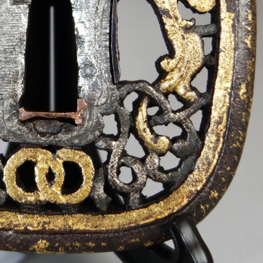 【珠追双龍唐草透 南蛮鍔 鉄地 金銀布目象嵌】 鍔 鐔 刀装具 武具 骨董