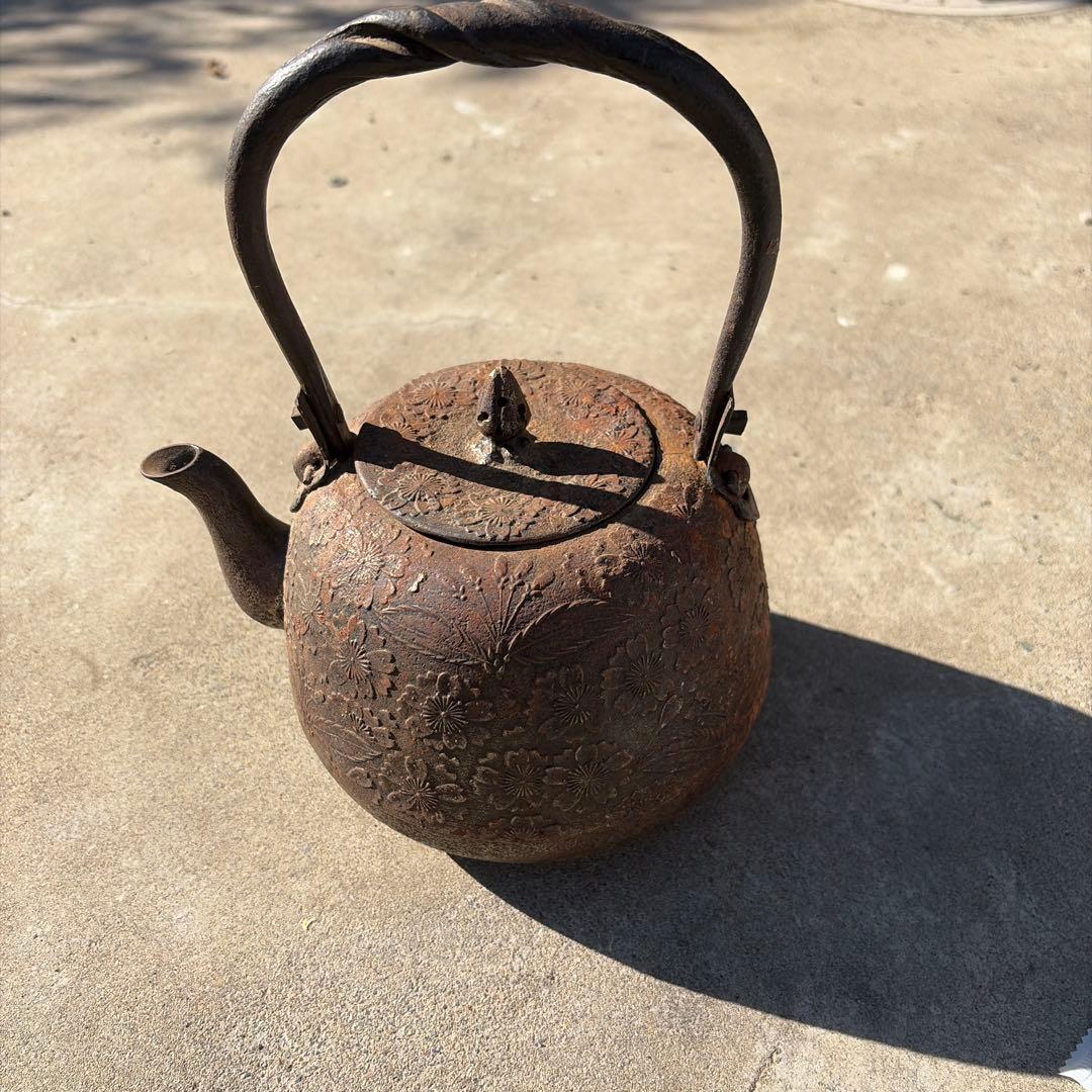 南部盛岡　鉄瓶　桜花紋鉄瓶