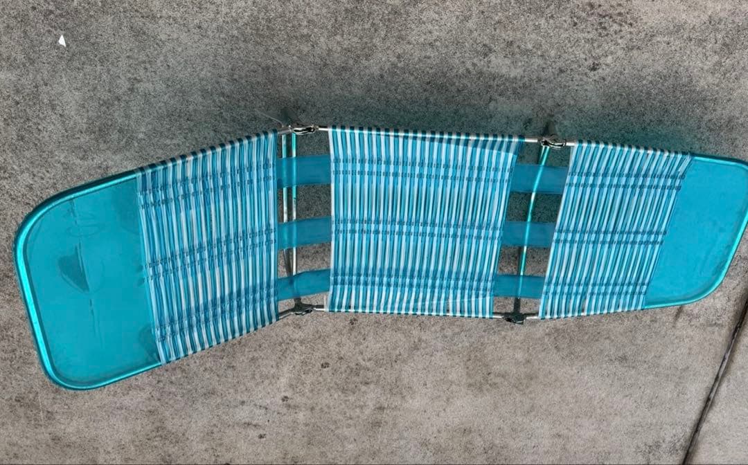 青と白のストライプ ラウンジチェア