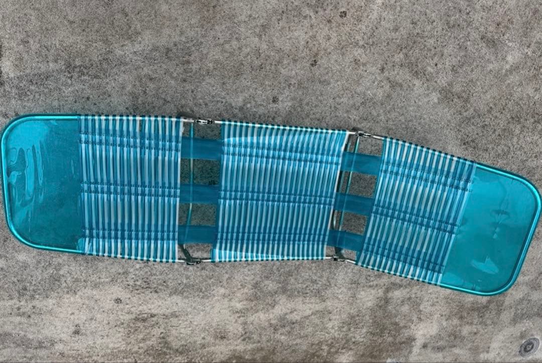 青と白のストライプ ラウンジチェア