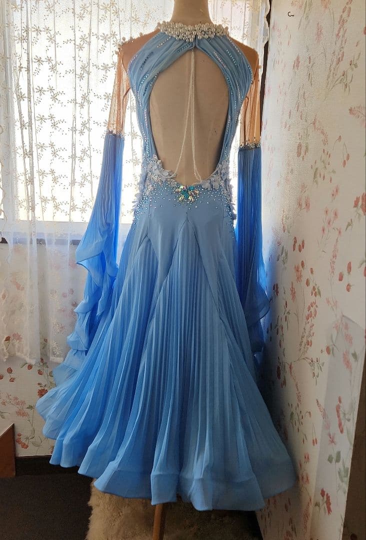 最終お値下げ。 社交ダンス用ドレス 水色 ビーズ装飾　LからL.L.サイズ