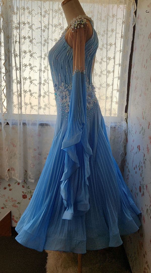 最終お値下げ。 社交ダンス用ドレス 水色 ビーズ装飾　LからL.L.サイズ