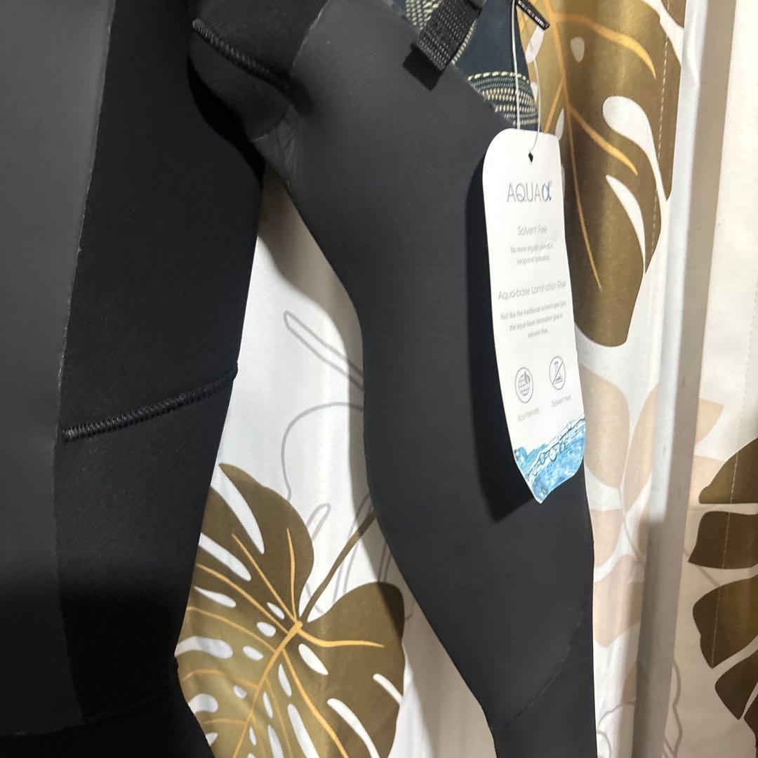 2025 ROXYセミドライスーツ 葉柄デザイン　ML