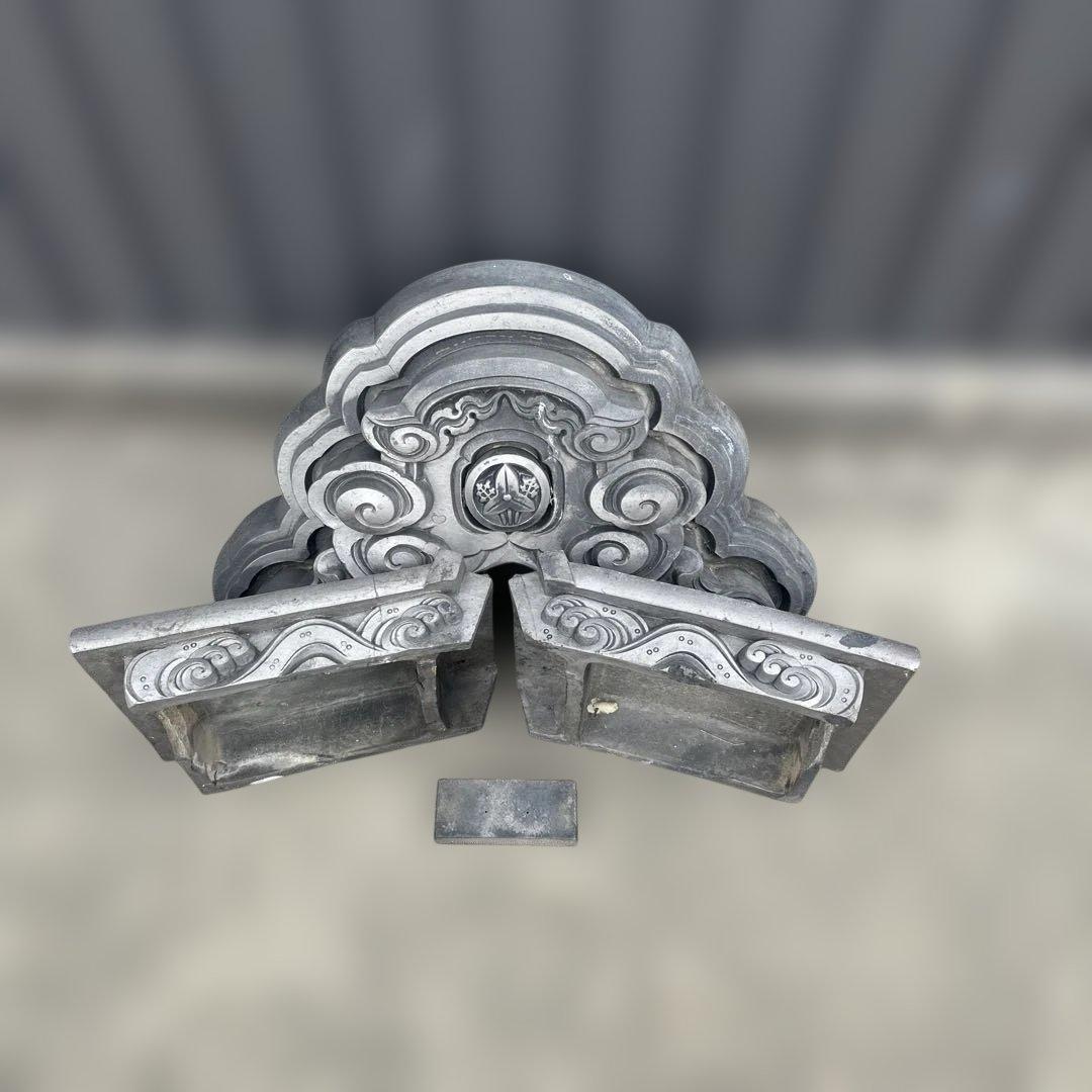 希少品　魔除け　骨董品　びん付き飾り鬼瓦　台付、文鎮付