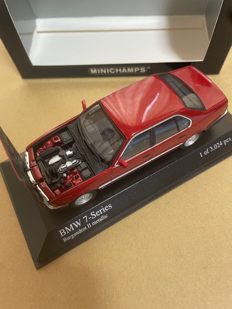  7-Series 1986 Red llic ミニカー